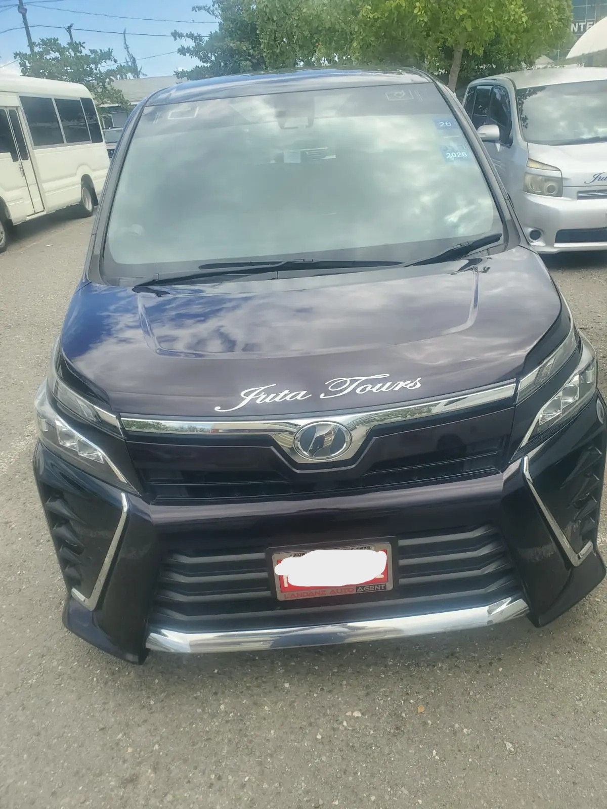 Toyota Voxy exterior