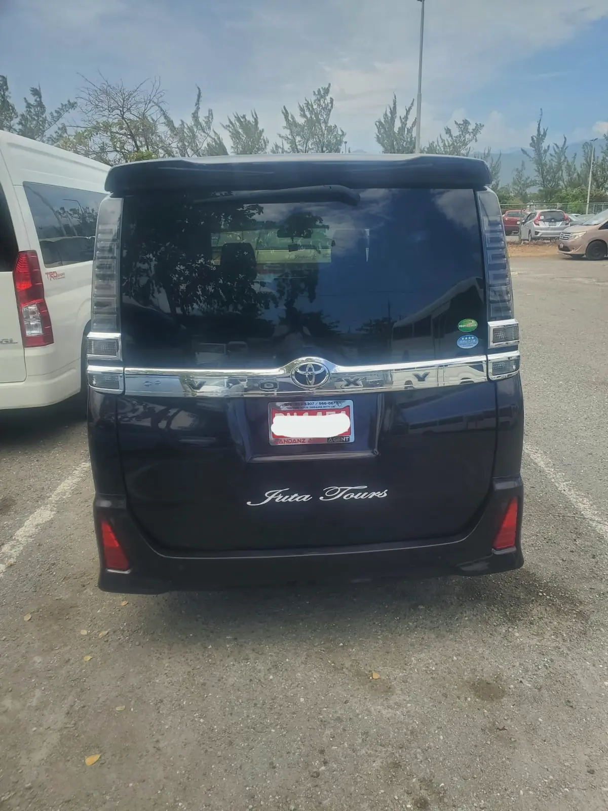 Toyota Voxy full exterior